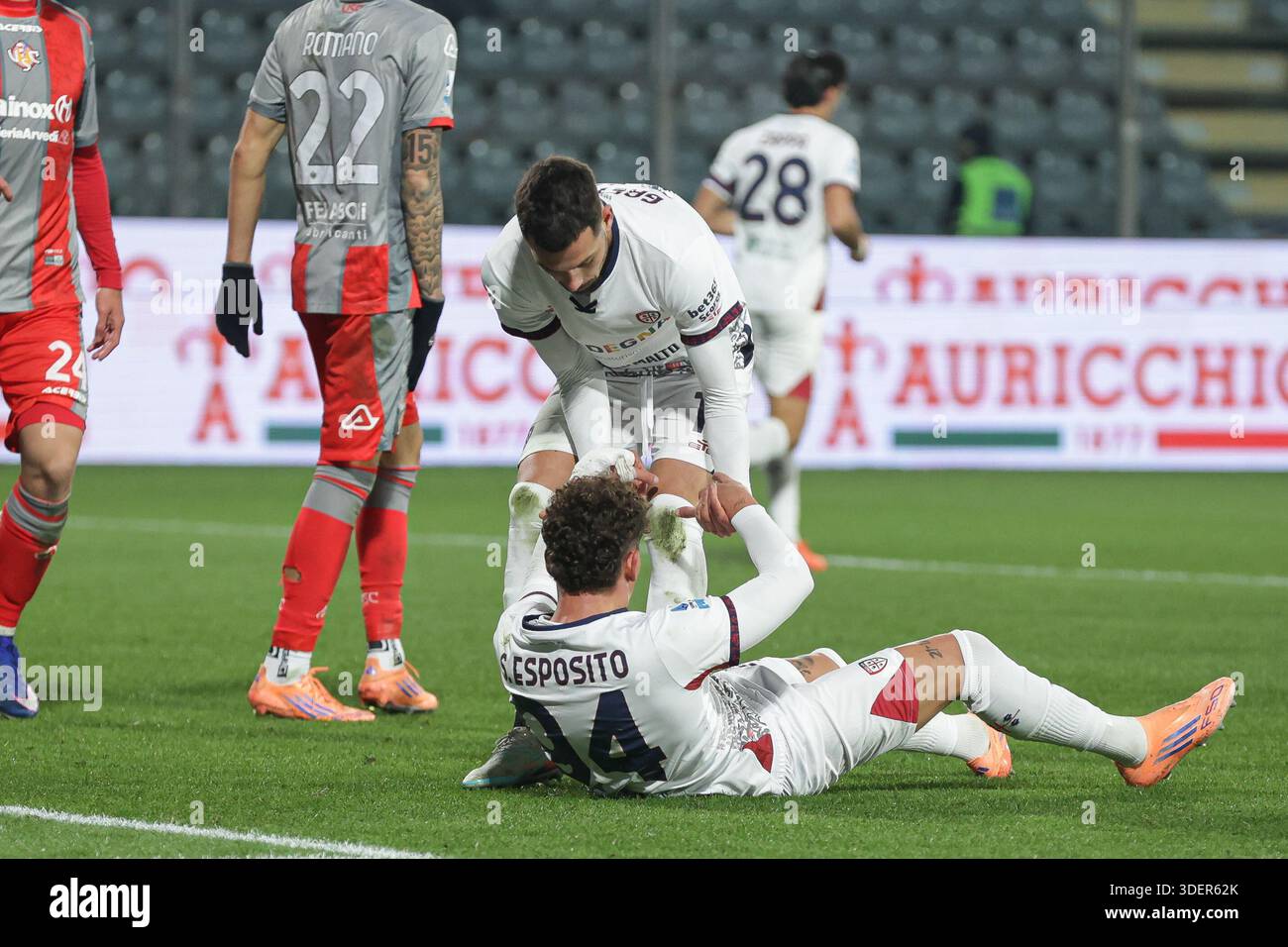 Cremona, Italien. Januar 2026. Sebastiano Esposito (94) und Gianluca Gaetano (10) aus Cagliari wurden während des Spiels Der Serie A zwischen Cremonese und Cagliari im Zini-Stadion in Cremona gesehen. Quelle: Gonzales Photo/Alamy Live News Stockfoto