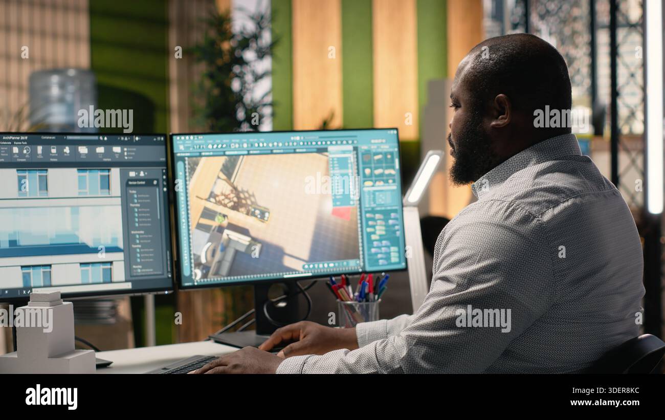 Immobilienexperte, die Technologie zur Verwaltung von Bauprojekten einsetzen und dabei den Gebäudeplan für die Stadtentwicklung fokussieren. Der Entwickler von Black konzentriert sich auf die Innenarchitektur. Stockfoto