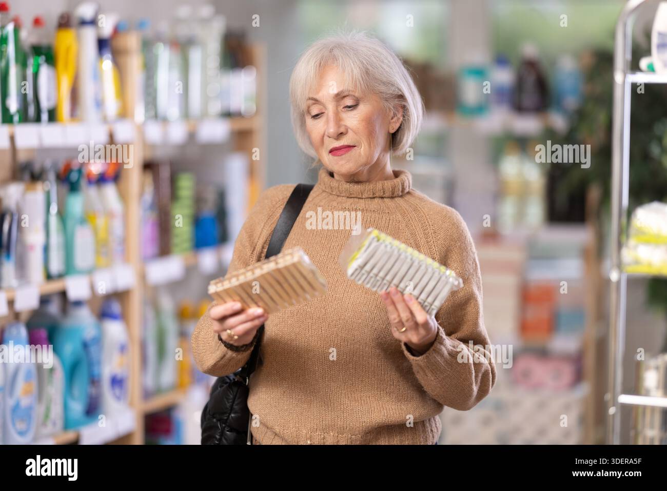 Ältere Frauen wählen Kleiderschränke aus Holz oder Kunststoff im Baumarkt Stockfoto