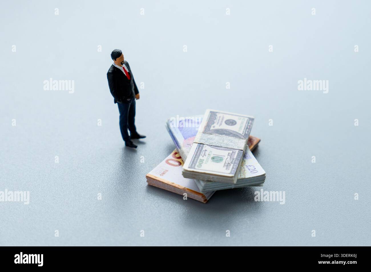 Ein Stapel Papierwährungen einschließlich US-Dollar, Euro und britische Pfund. Globale Finanzen, internationaler Währungsumtausch, Fiat-Geld-Konzept. Stockfoto
