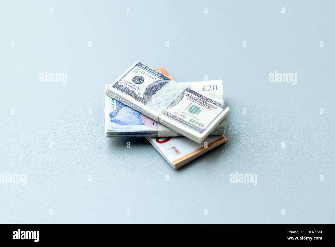Ein Stapel Papierwährungen einschließlich US-Dollar, Euro und britische Pfund. Globale Finanzen, internationaler Währungsumtausch, Fiat-Geld-Konzept. Stockfoto