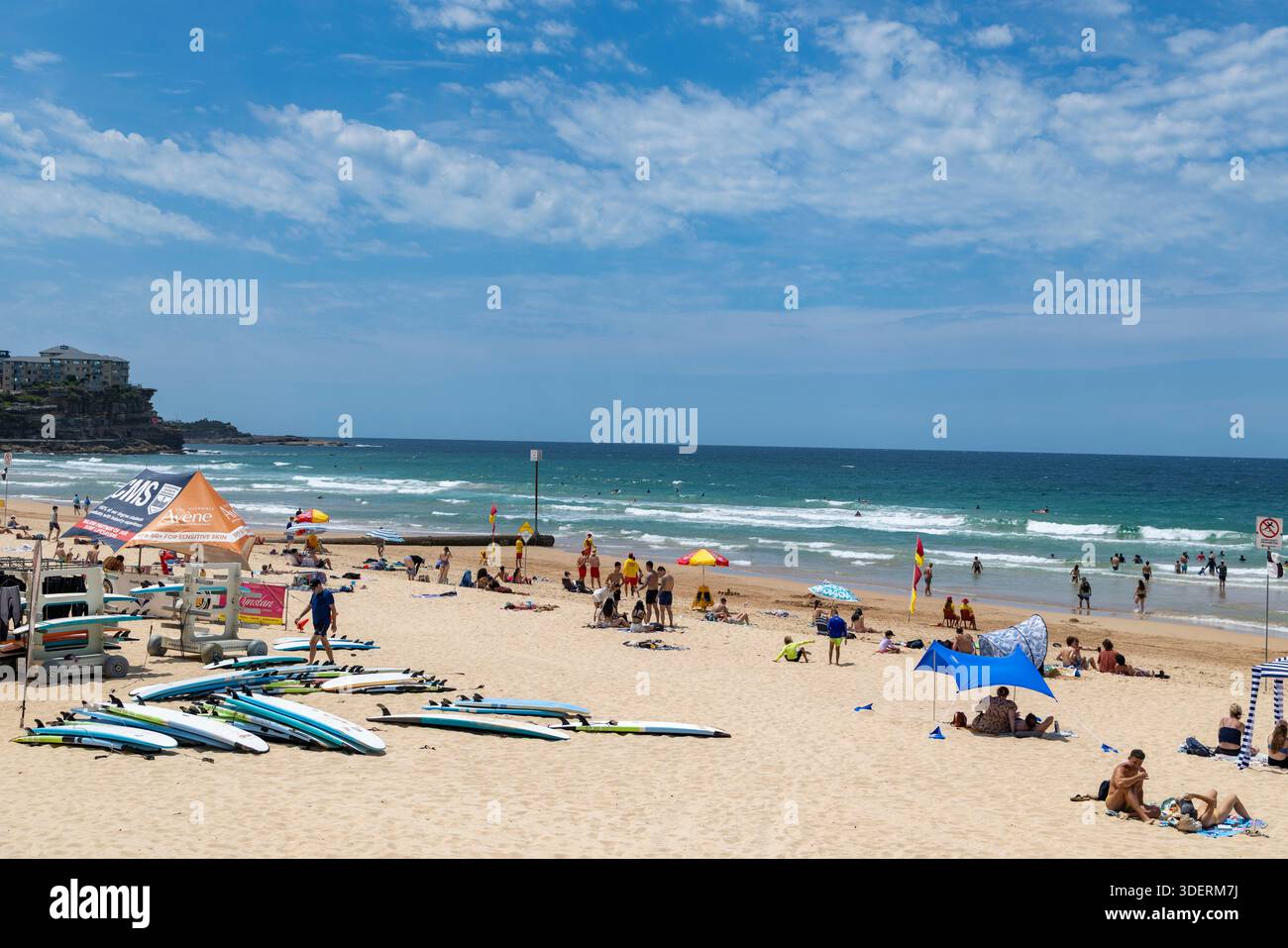 Manly Beach, Sydney, Australien, Sommertag mit Menschen, die die Küste von Sydney genießen, Surfunterricht Surfbretter in der Schule und Sonnenbaden Stockfoto