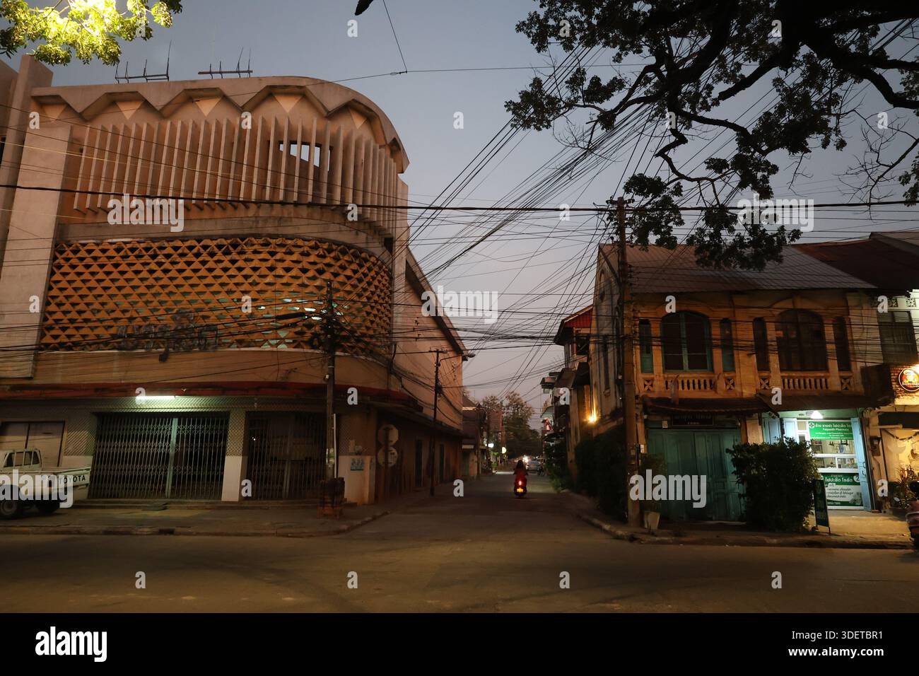 Eine Straßenszene in Savannakhet, Laos, die an den laotischen Übergang von der französischen Kolonialherrschaft zu einer strategischen Partnerschaft mit Sowjetrussland erinnert Stockfoto