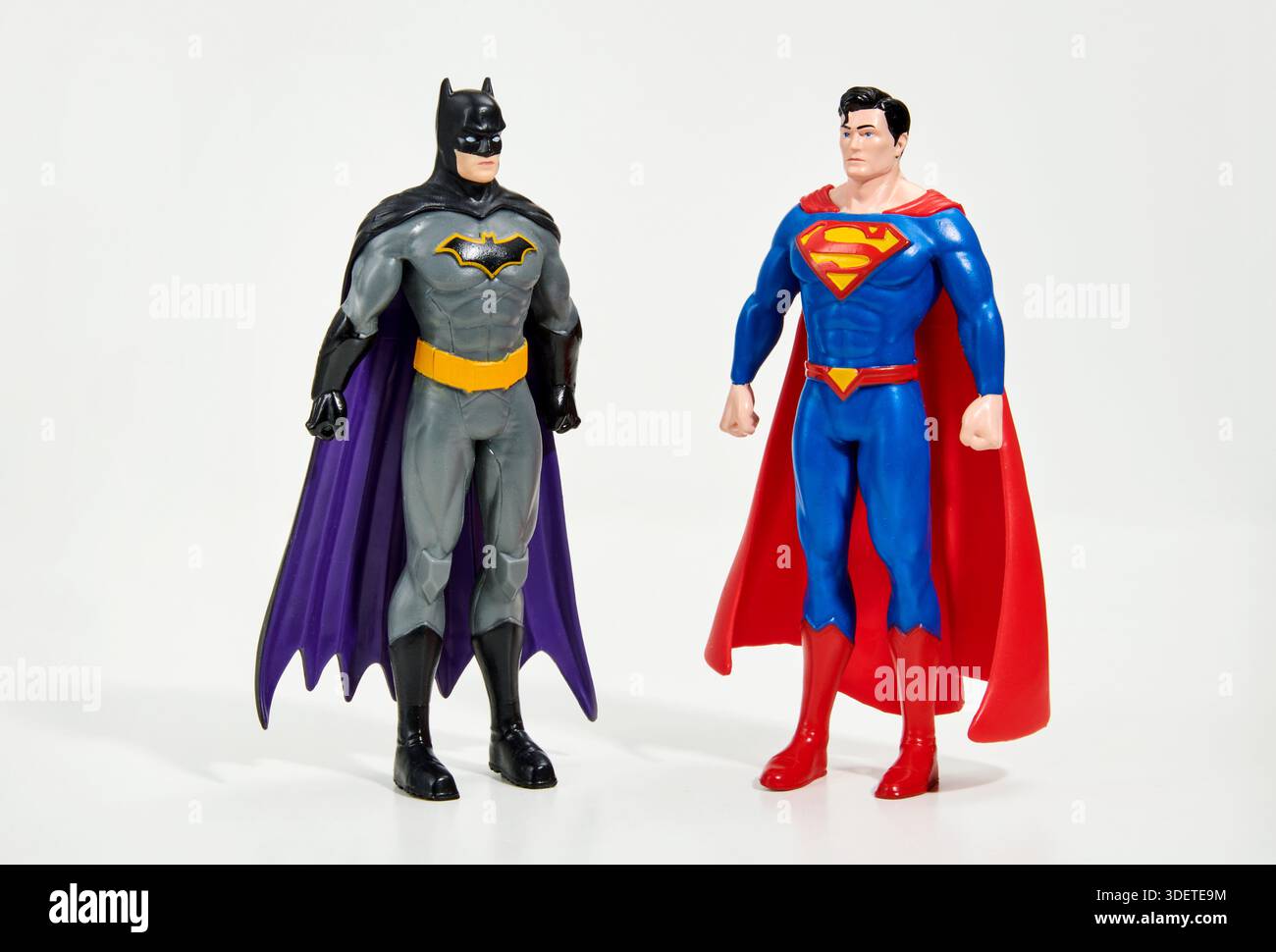Spielzeugfiguren von Superman und Batman auf weißem Hintergrund Stockfoto
