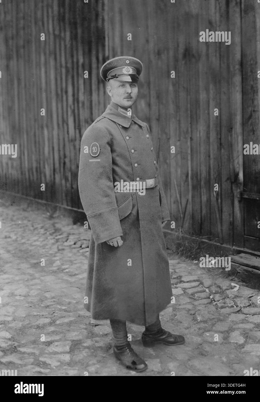Soldat der Reichswehr mit einer neuen Uniform zur Einführung, die aber nicht eingeführt wurde. Sie zeigte die Uniformhose mit umlaufenden Gamaschen und die Regimentsnummer am Oberarm. Die Epauletten entfielen, stattdessen zeigte ein Abzeichen auf der Hülle den Rang. Die neue Uniform sollte einen deutlichen Bruch mit der Uniform der „alten Armee“ markieren. Der Streifen unter der Regimentsnummer ersetzt den Knopf des ehemaligen Privaten. [Automatisierte Übersetzung] Stockfoto