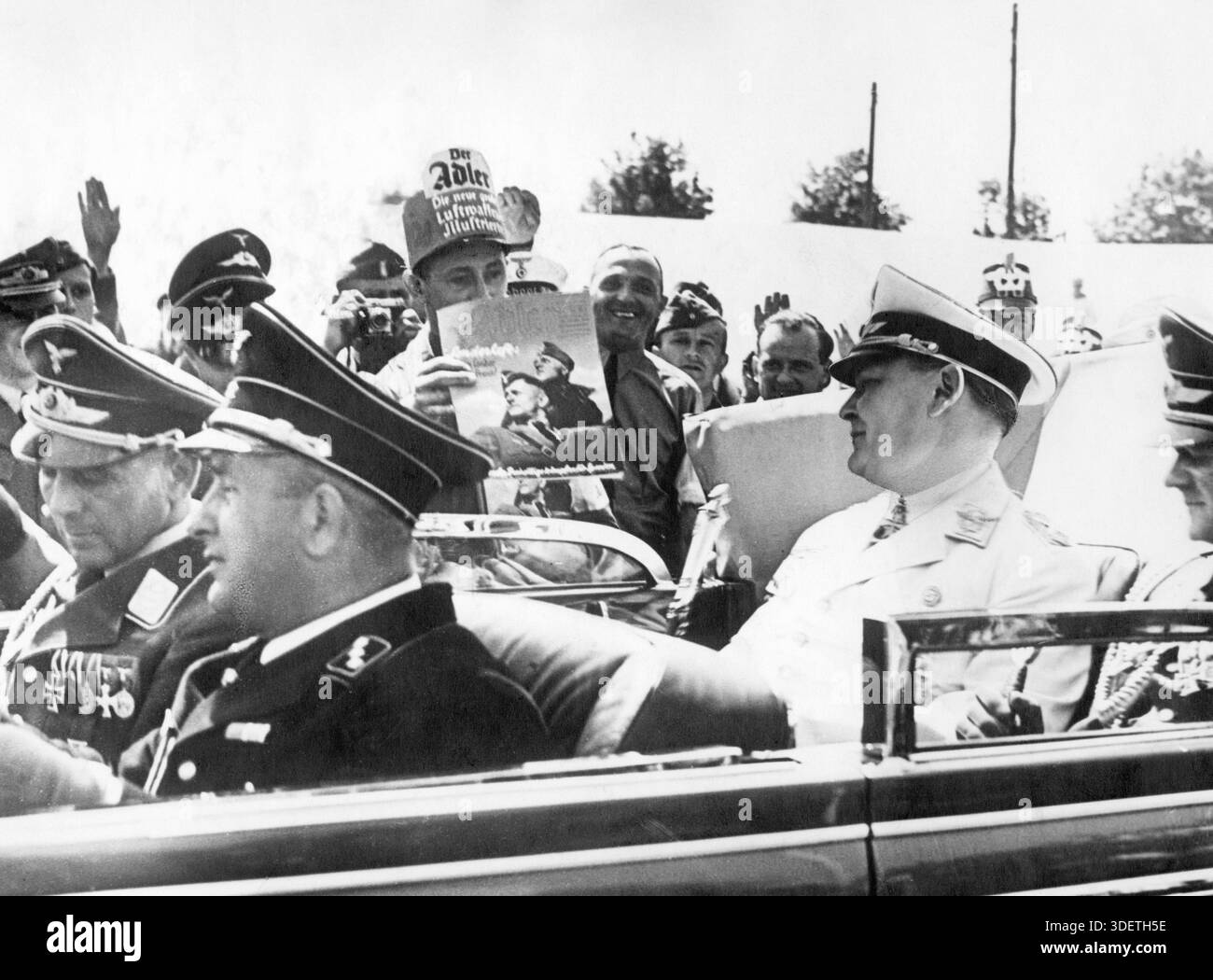 Ein Zeitungsverkäufer des Scherl-Verlags überreicht Hermann Göring eine Kopie des Adlers. [Automatisierte Übersetzung] Stockfoto