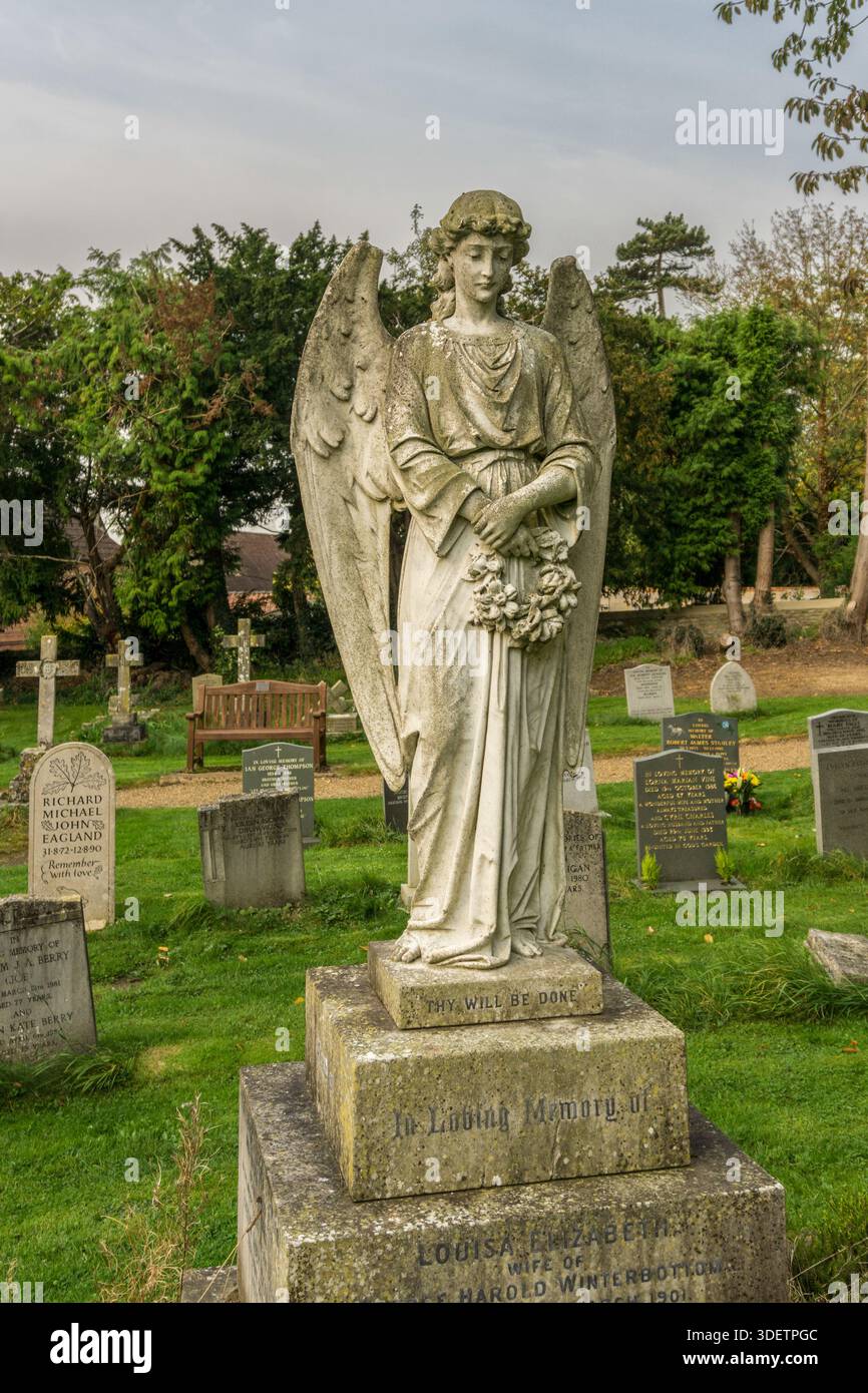 Engelsstatue aus weißem Marmor auf dem Friedhof von St. Mary Magdalene, Northamptonshire, Großbritannien Stockfoto