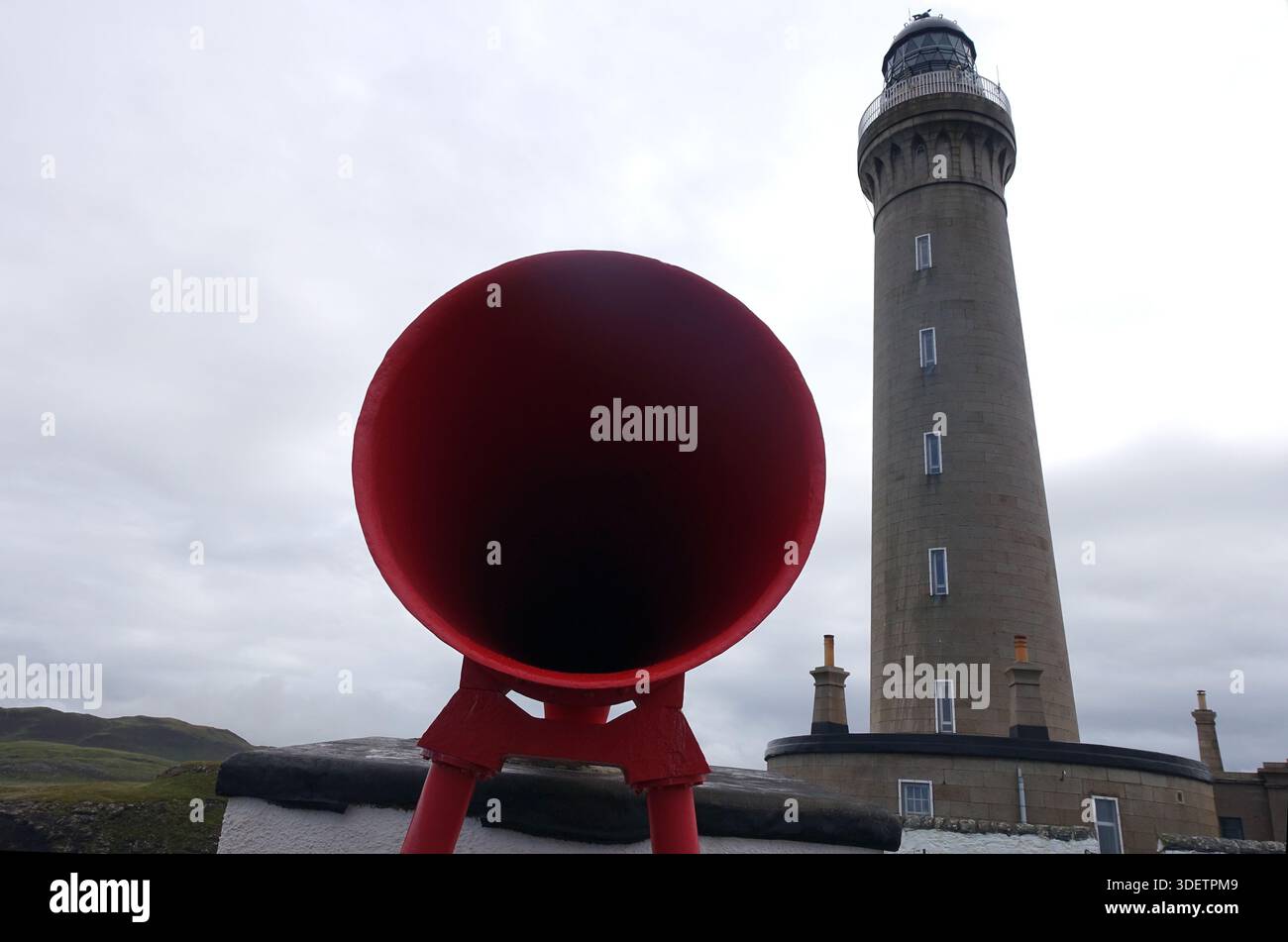 Ardnamurchan Lighthouse und Red Fog Horn auf Ardnamurchan sind der westlichste Punkt auf dem britischen Festland, Scottish Highlands, Großbritannien. Stockfoto