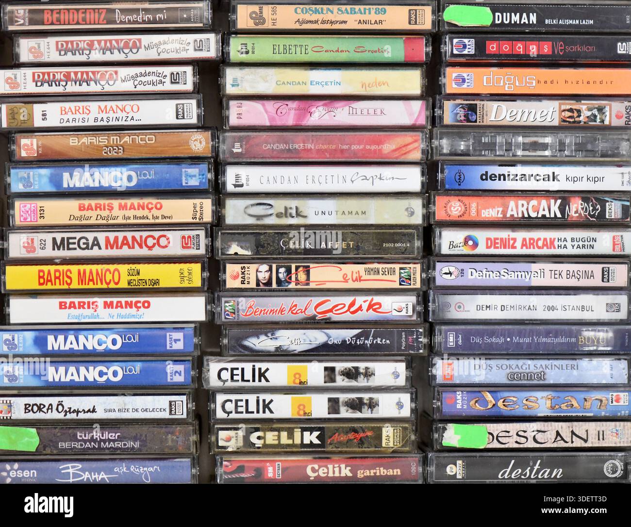 Sammlung von Vintage-Audiokassetten, die zusammen gestapelt sind und Retro-Kunststoffhüllen und Magnetband in einem nostalgischen Musikkonzept der 1980er Jahre zeigen. Stockfoto