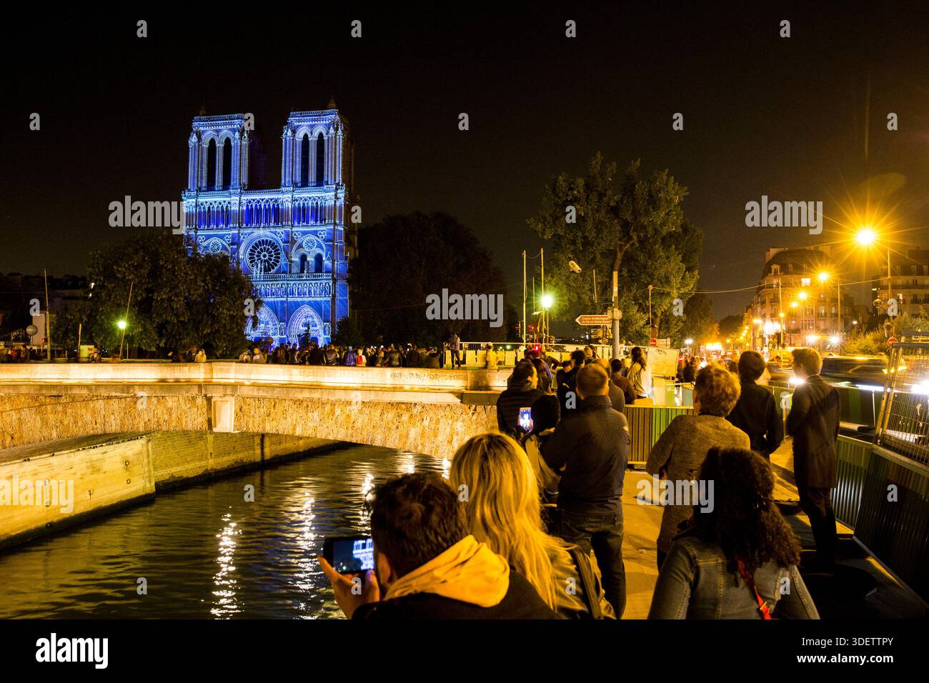 Die Show „Dame de Coeur“, exklusive Kreation des Regisseurs Bruno SEILLIER, zurück an der Fassade von Notre Dame de Paris, als Teil der Gedenkfeiern Stockfoto