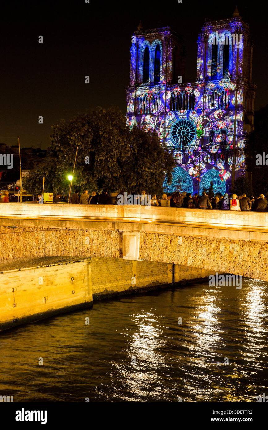 Die Show „Dame de Coeur“, exklusive Kreation des Regisseurs Bruno SEILLIER, zurück an der Fassade von Notre Dame de Paris, als Teil der Gedenkfeiern Stockfoto