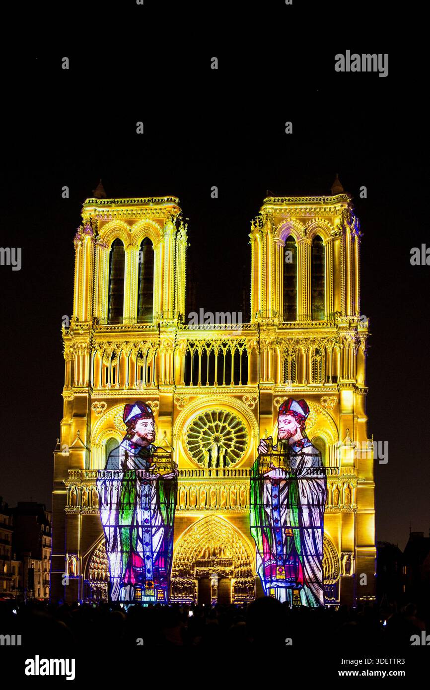 Die Show „Dame de Coeur“, exklusive Kreation des Regisseurs Bruno SEILLIER, zurück an der Fassade von Notre Dame de Paris, als Teil der Gedenkfeiern Stockfoto
