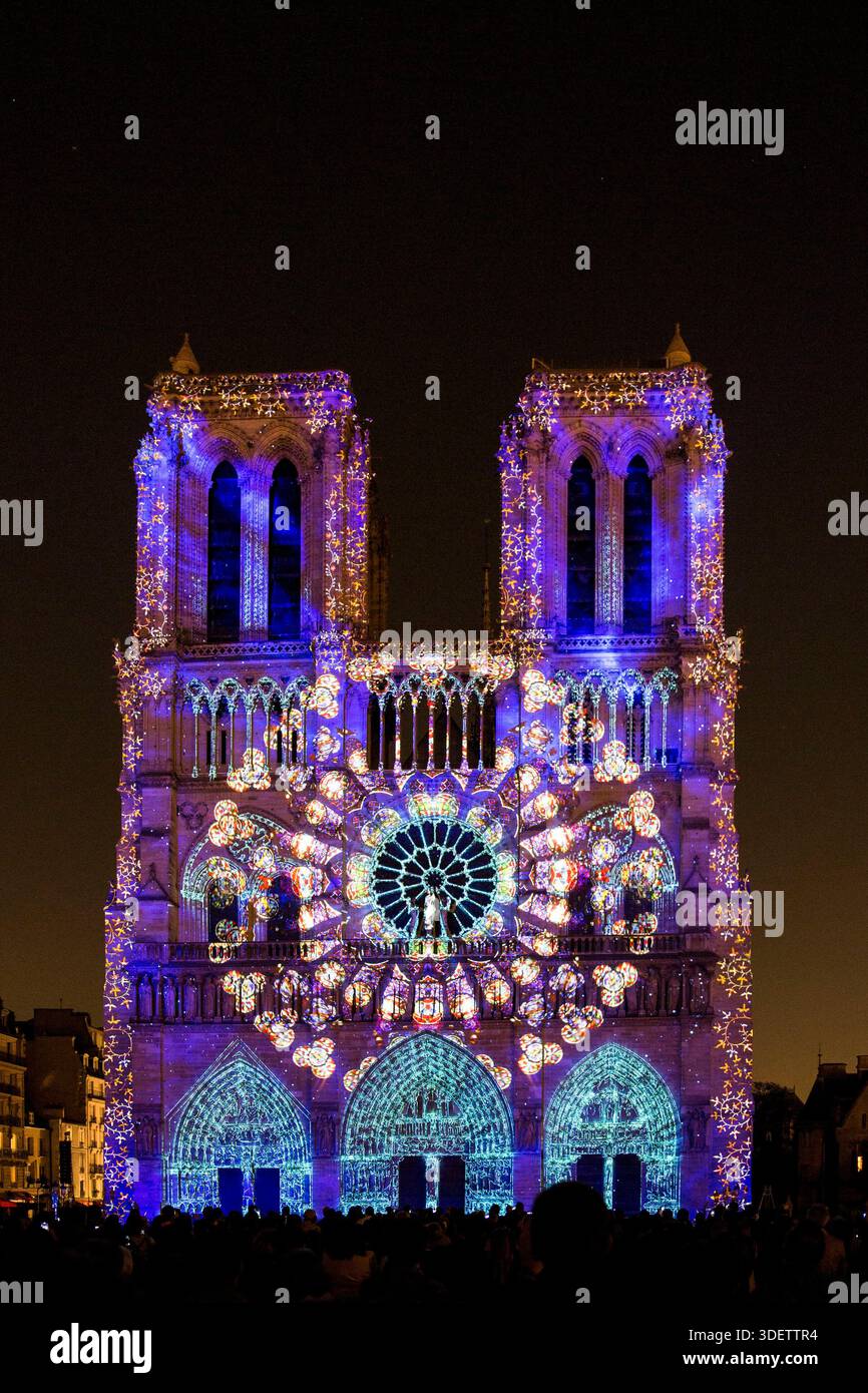 Die Show „Dame de Coeur“, exklusive Kreation des Regisseurs Bruno SEILLIER, zurück an der Fassade von Notre Dame de Paris, als Teil der Gedenkfeiern Stockfoto
