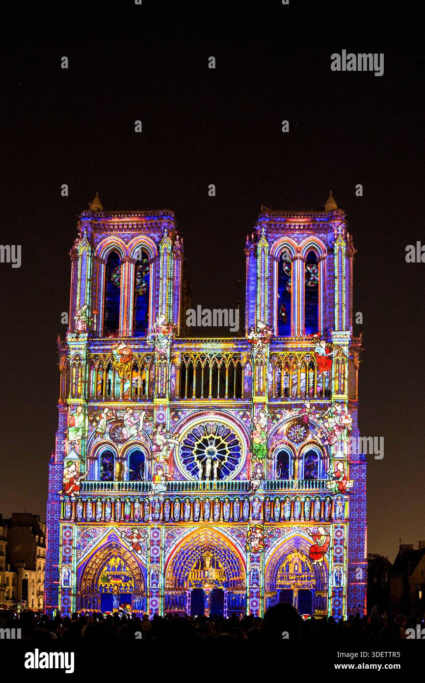 Die Show „Dame de Coeur“, exklusive Kreation des Regisseurs Bruno SEILLIER, zurück an der Fassade von Notre Dame de Paris, als Teil der Gedenkfeiern Stockfoto