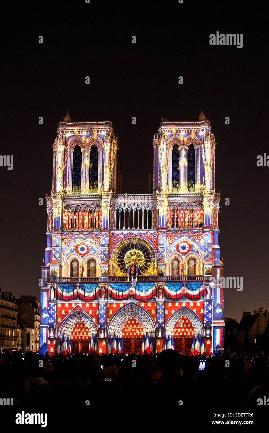 Die Show „Dame de Coeur“, exklusive Kreation des Regisseurs Bruno SEILLIER, zurück an der Fassade von Notre Dame de Paris, als Teil der Gedenkfeiern Stockfoto