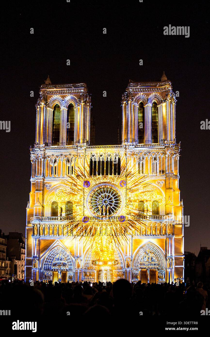 Die Show „Dame de Coeur“, exklusive Kreation des Regisseurs Bruno SEILLIER, zurück an der Fassade von Notre Dame de Paris, als Teil der Gedenkfeiern Stockfoto