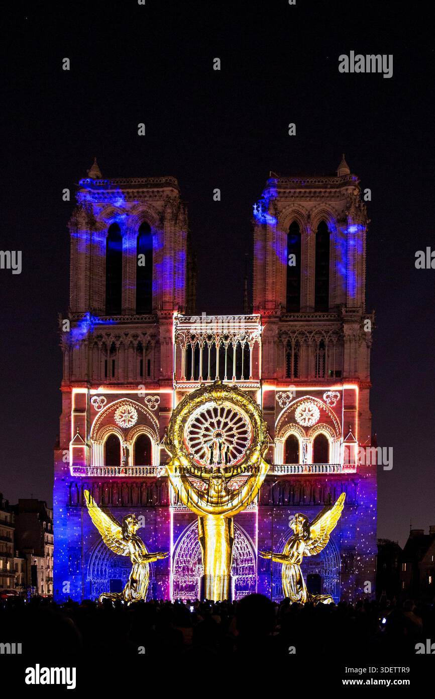 Die Show „Dame de Coeur“, exklusive Kreation des Regisseurs Bruno SEILLIER, zurück an der Fassade von Notre Dame de Paris, als Teil der Gedenkfeiern Stockfoto
