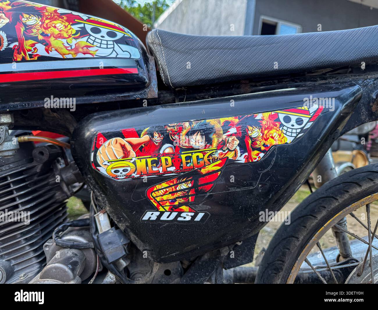 Einteilige Aufkleber auf Motorrad, RUSI Motors Company in Philippinen, philippinische Motorräder, Motorroller lokale Händlermarke, China hergestellt Stockfoto