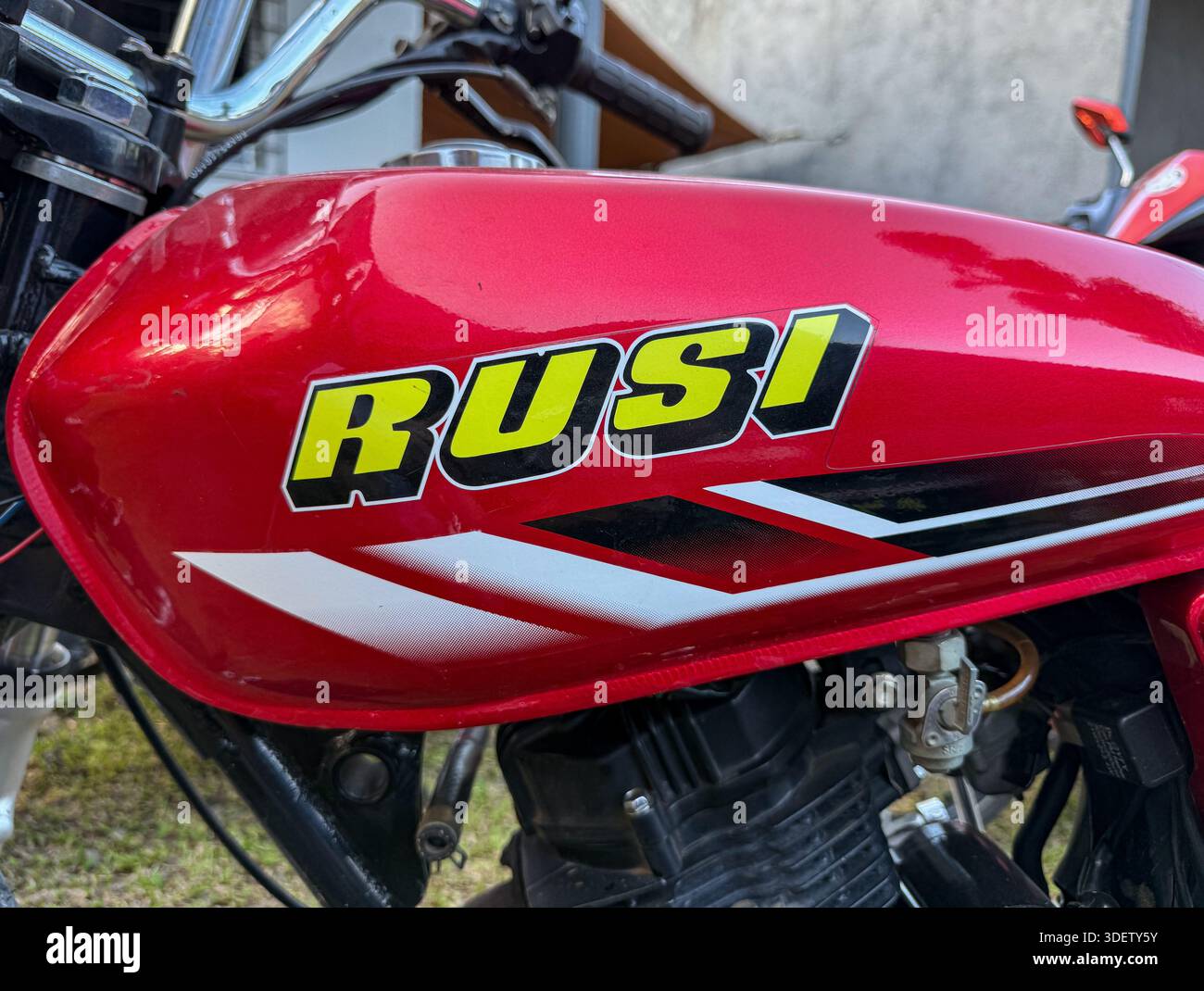 Einteilige Aufkleber auf Motorrad, RUSI Motors Company in Philippinen, philippinische Motorräder, Motorroller lokale Händlermarke, China hergestellt Stockfoto