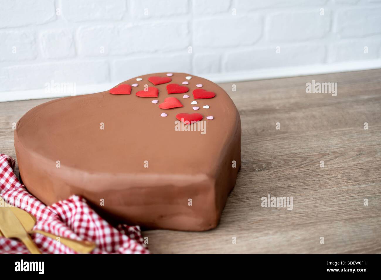 Herzförmige Lebkuchenkekse auf Holztisch Stockfoto