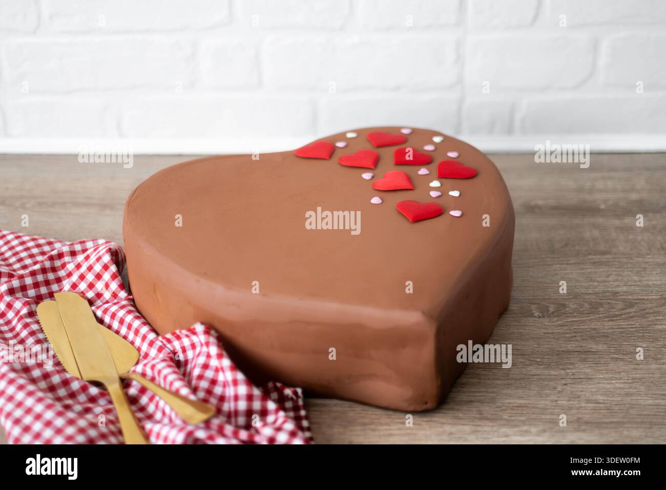 Herzförmige Lebkuchenkekse auf Holztisch Stockfoto