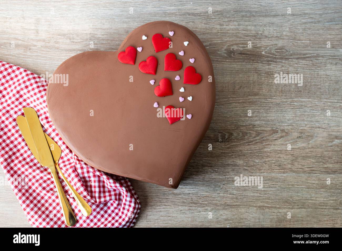 Herzförmige Lebkuchenkekse auf Holztisch Stockfoto