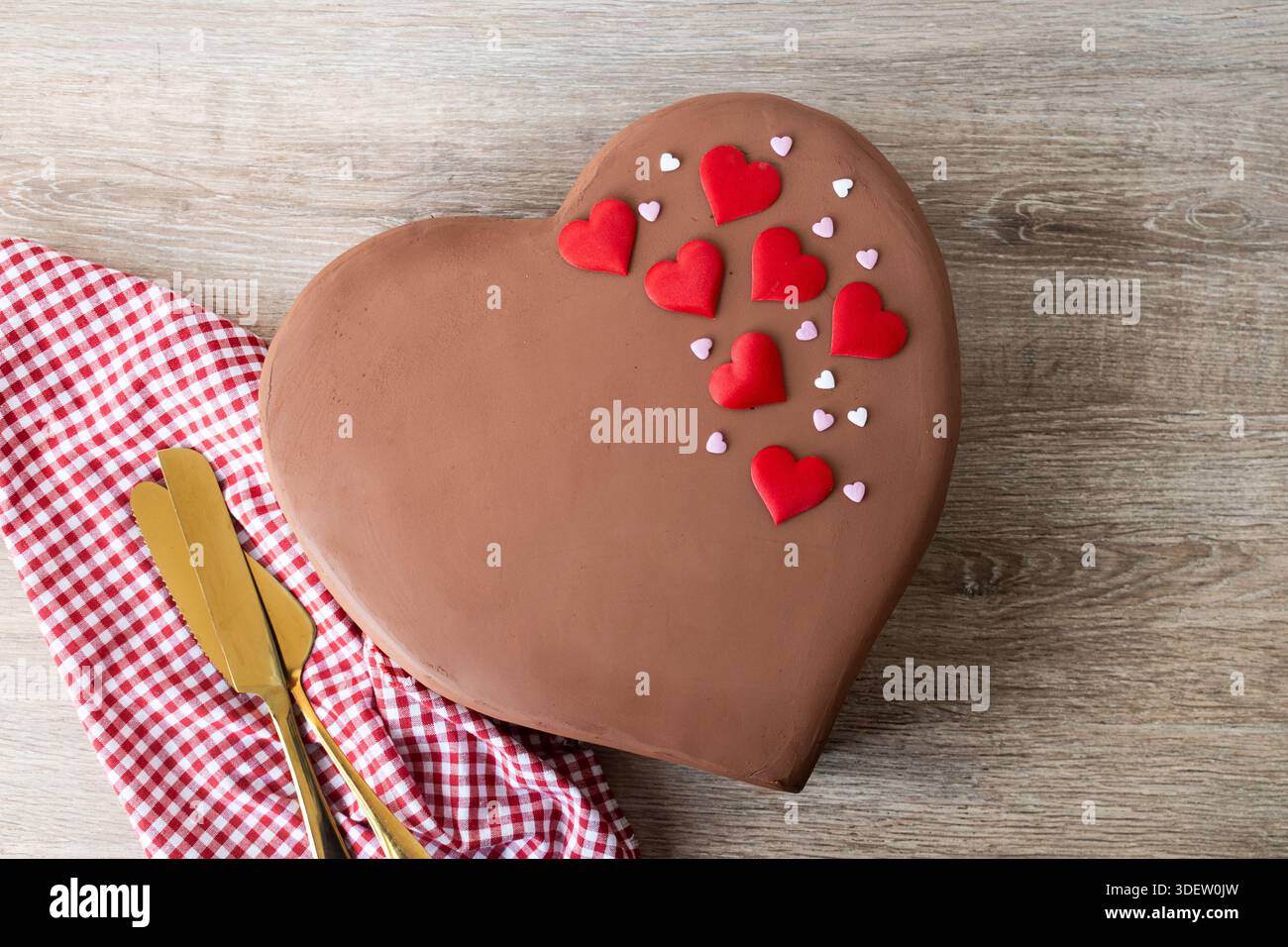Herzförmige Lebkuchenkekse auf Holztisch Stockfoto