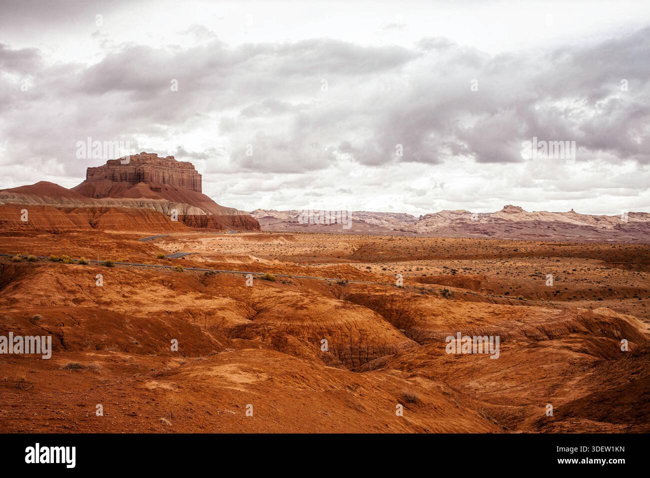 Wüstenlandschaft mit bunten Sandsteinformationen in utah Stockfoto