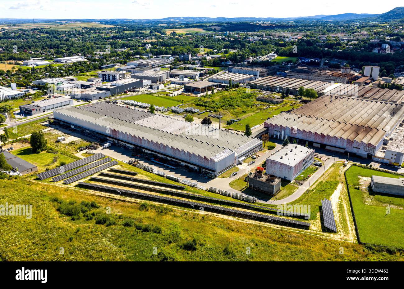 Andrychow, Polen - 23. Juli 2025: Luftaufnahme des Industrieviertels mit Produktionsanlagen, Logistikanlagen und Solarpaneelfarmen Stockfoto