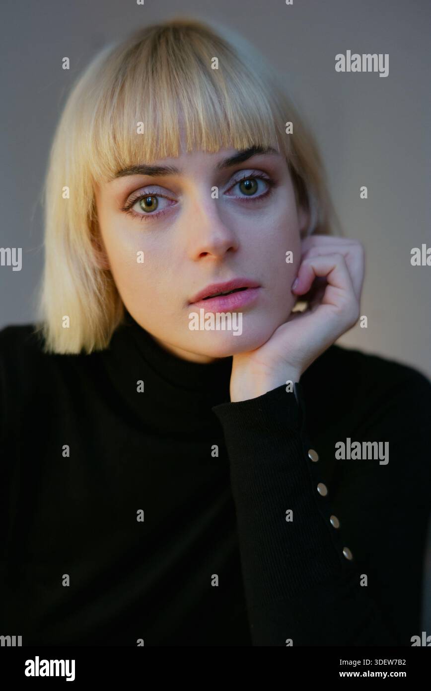 Junge Frau in die Stadt bei Nacht Stockfoto