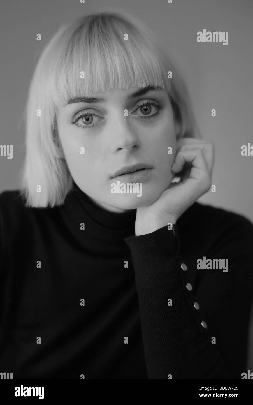 Junge Frau in die Stadt bei Nacht Stockfoto