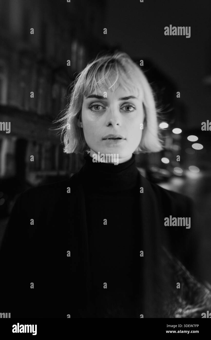 Junge Frau in die Stadt bei Nacht Stockfoto