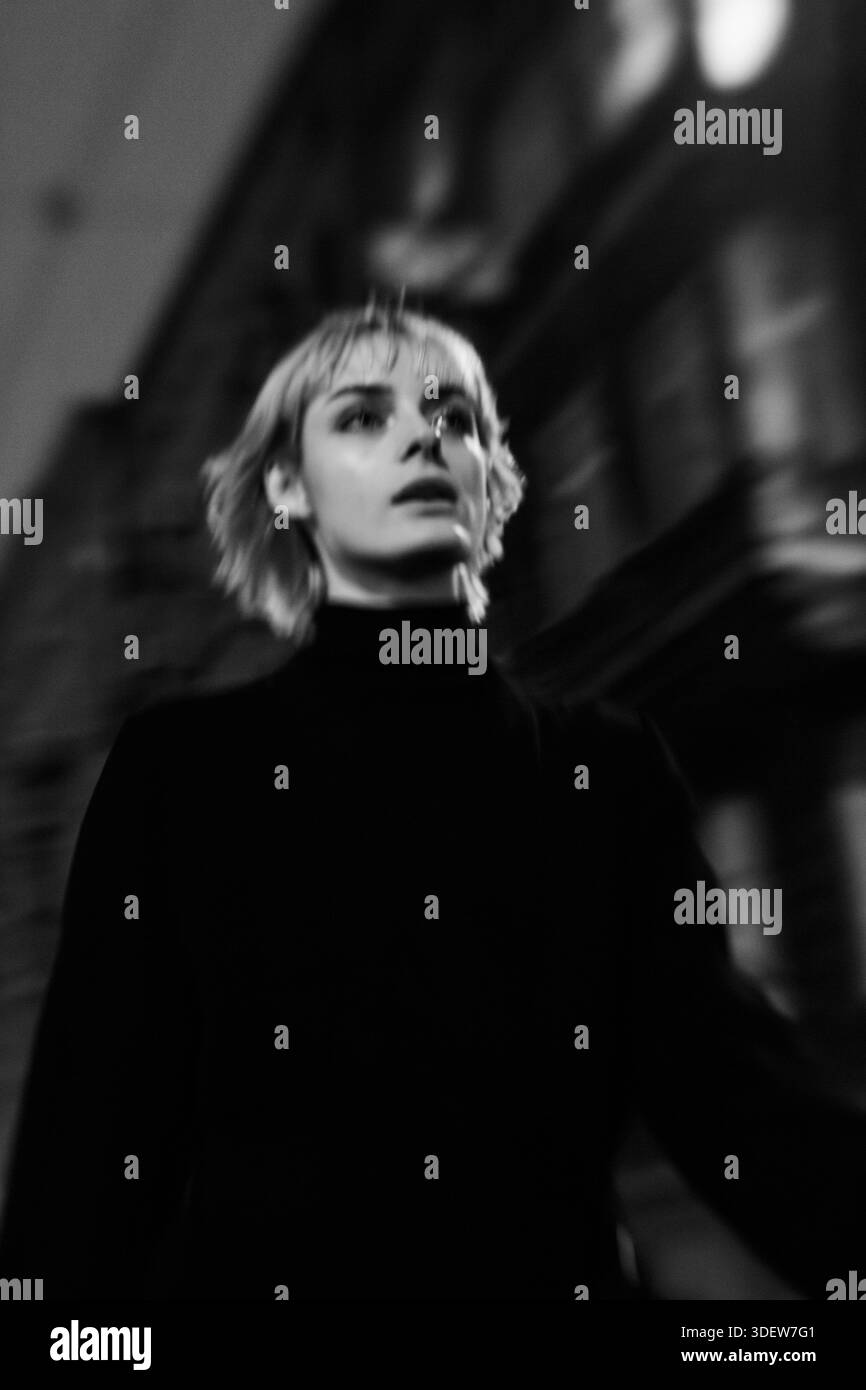 Junge Frau in die Stadt bei Nacht Stockfoto