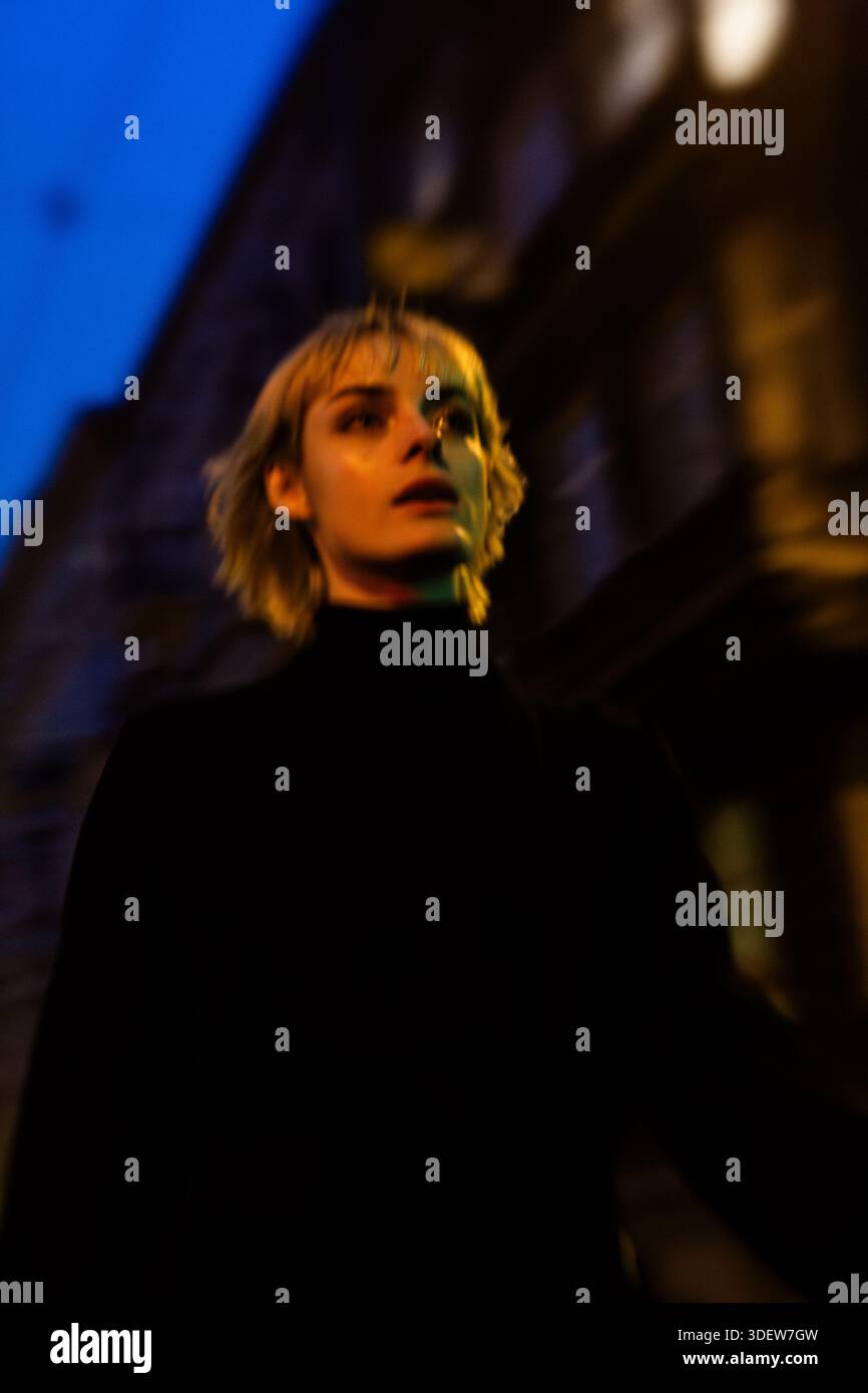 Junge Frau in die Stadt bei Nacht Stockfoto