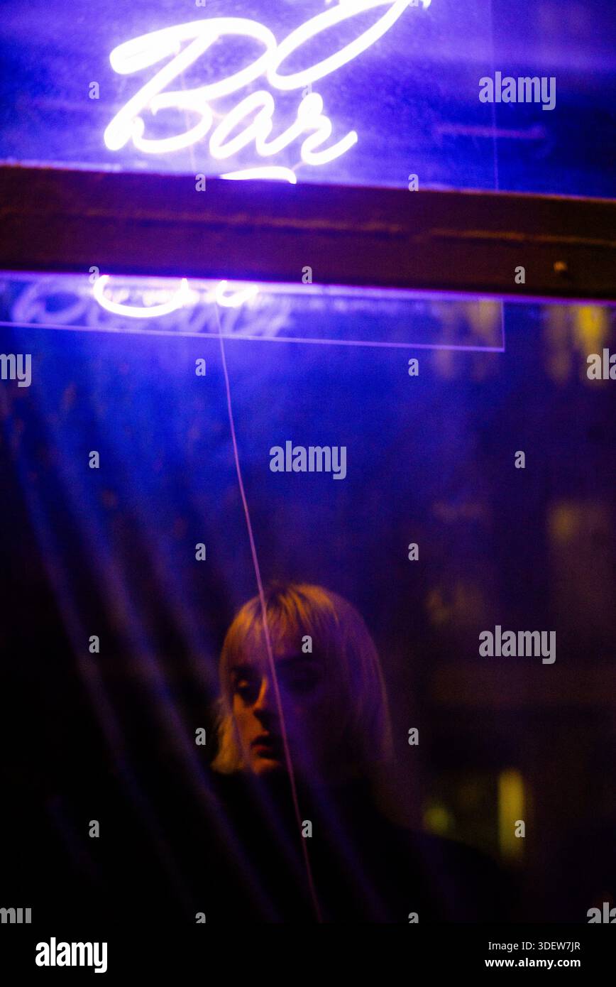 Junge Frau in die Stadt bei Nacht Stockfoto