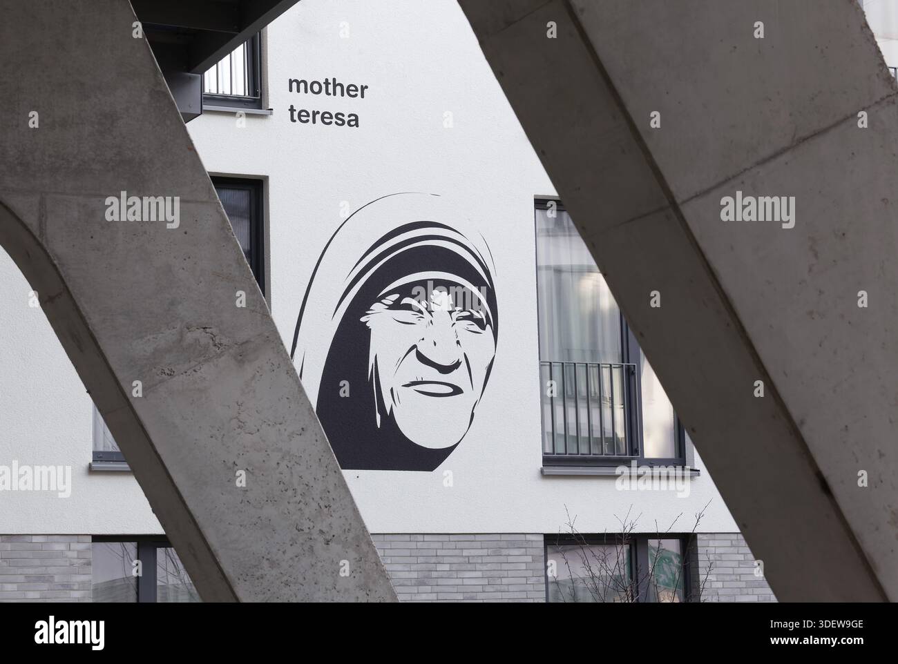 Mutter Teresa Agnes Gonxha Bojaxhiu, Porträtgemälde des Friedensnobelpreisträgers in einem Studentenwohnheim, Düsseldorf-Derendorf, Nordrhein-Westpha Stockfoto
