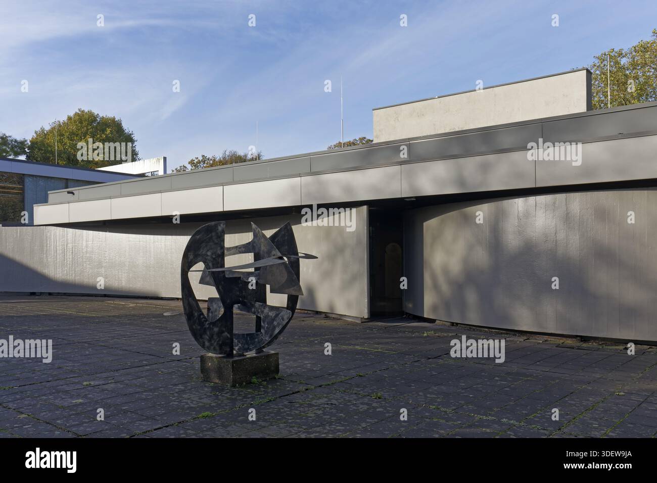 Geometrische Skulptur zwischen zwei Welten von Berto Lardera vor dem Lehmbruck-Flügel, Skulpturenpark Lehmbruck-Museum, Duisburg, Nordrhein-Westpha Stockfoto