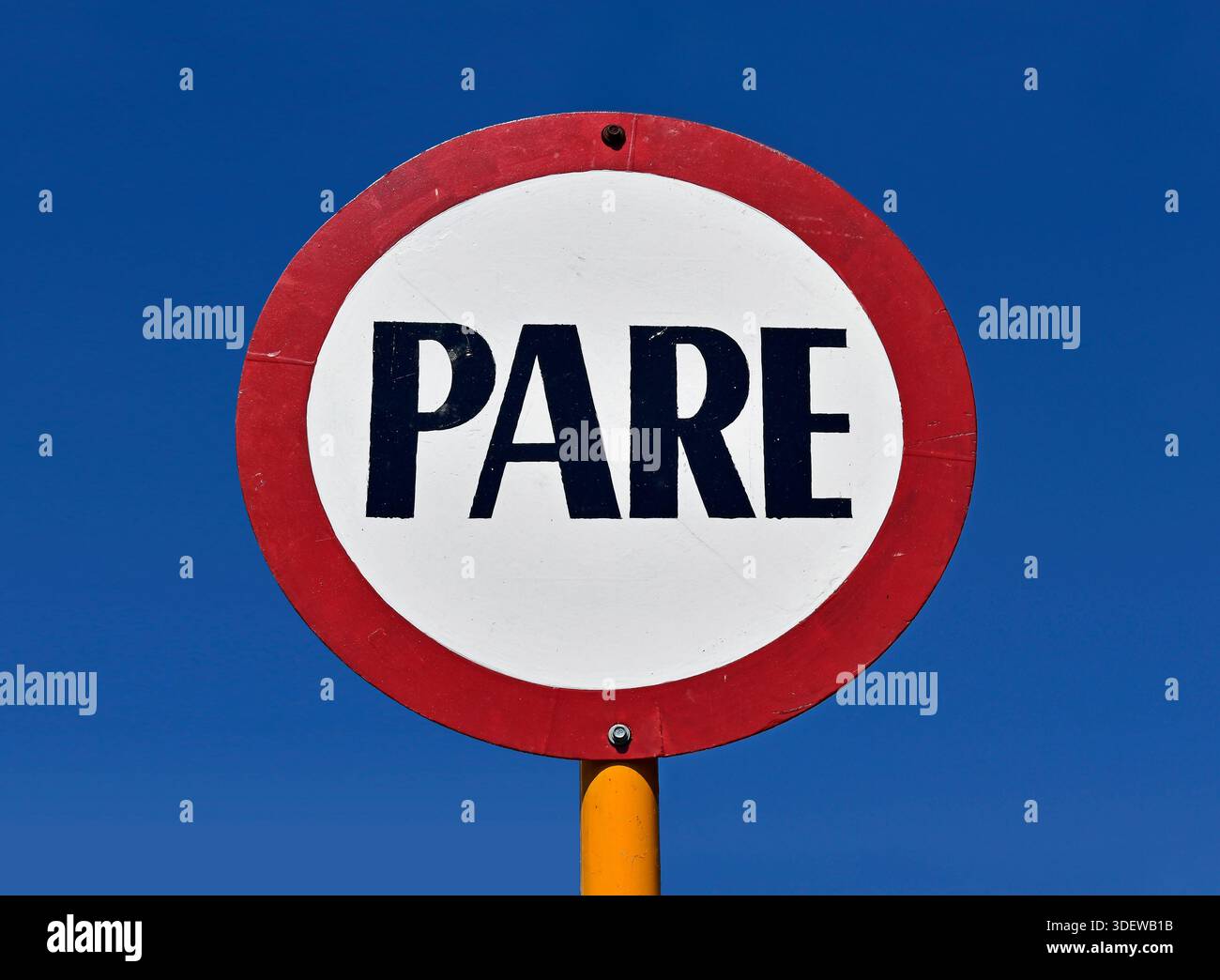 Straßenschild mit HALT in Sao Jose do Barreiro, Sao Paulo, Brasilien Stockfoto