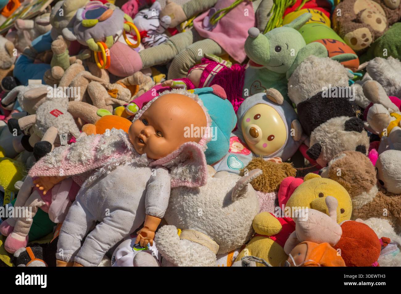 Gebrauchtpuppen und Kuschelspielzeug zum Verkauf auf dem Markt, Fianarantsoa, Madagaskar. Gebrauchtpuppen und Kuschelspielzeug sind allgemein auf den Märkten als Teil eines bedeutenden Handels mit Gebrauchtwaren in ganz Madagaskar zum Verkauf erhältlich. Stockfoto