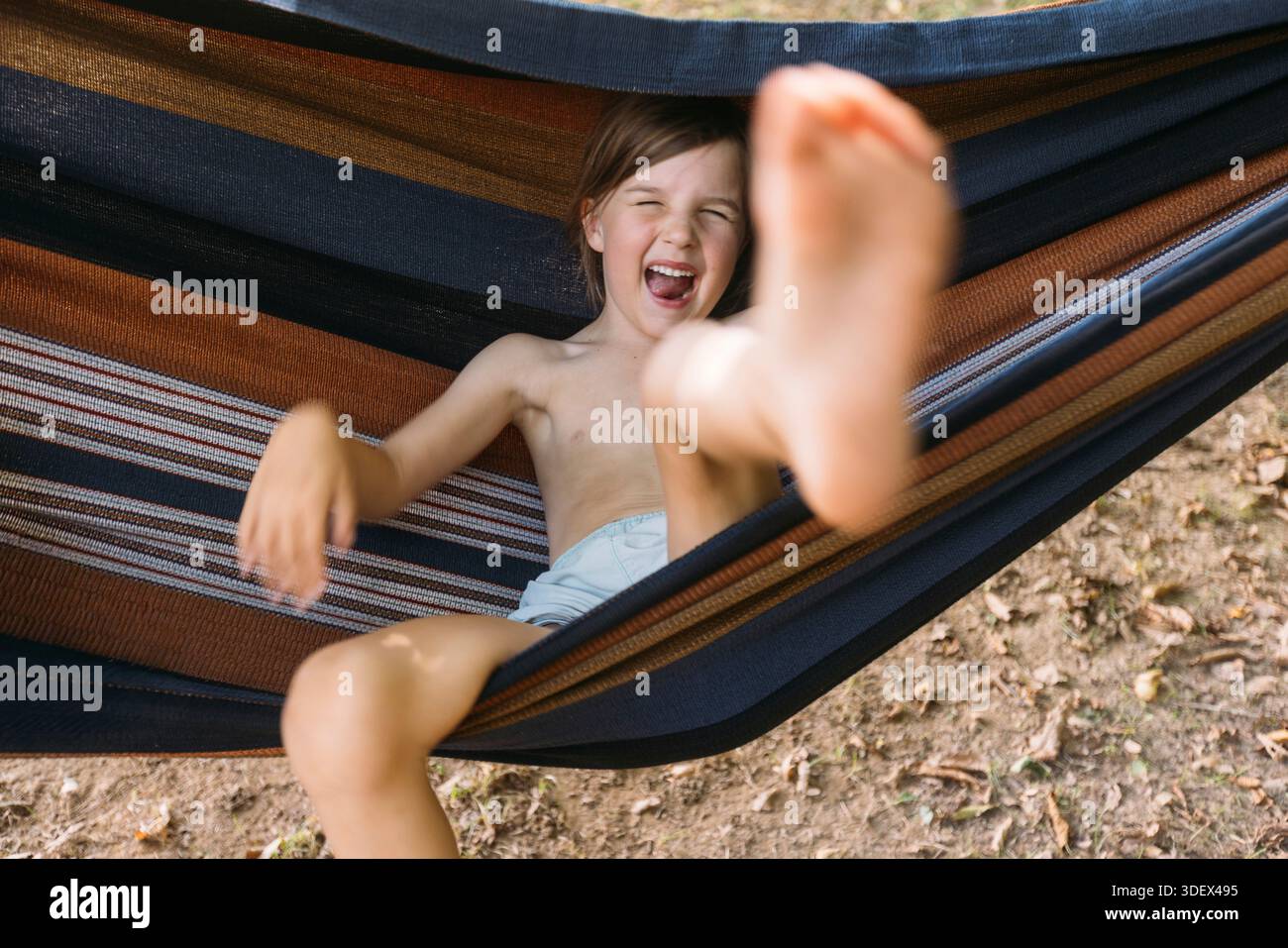 Mädchen in einer Hängematte Stockfoto