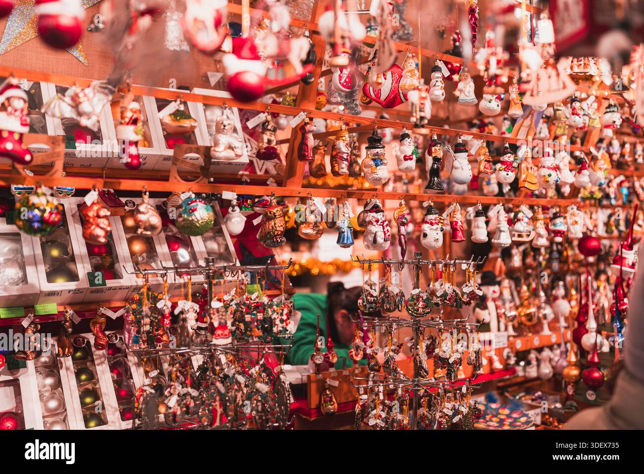 Weihnachtsdekoration und die typischen Figuren aus getrockneten Pflaumen werden auf dem Nürnberger Weihnachtsmarkt zur Weihnachtszeit angeboten. Die sogenannten Zwetschgenmännla sind sowohl bei Touristen als auch bei einheimischen Besuchern auf dem Weihnachtsmarkt beliebt. Stockfoto