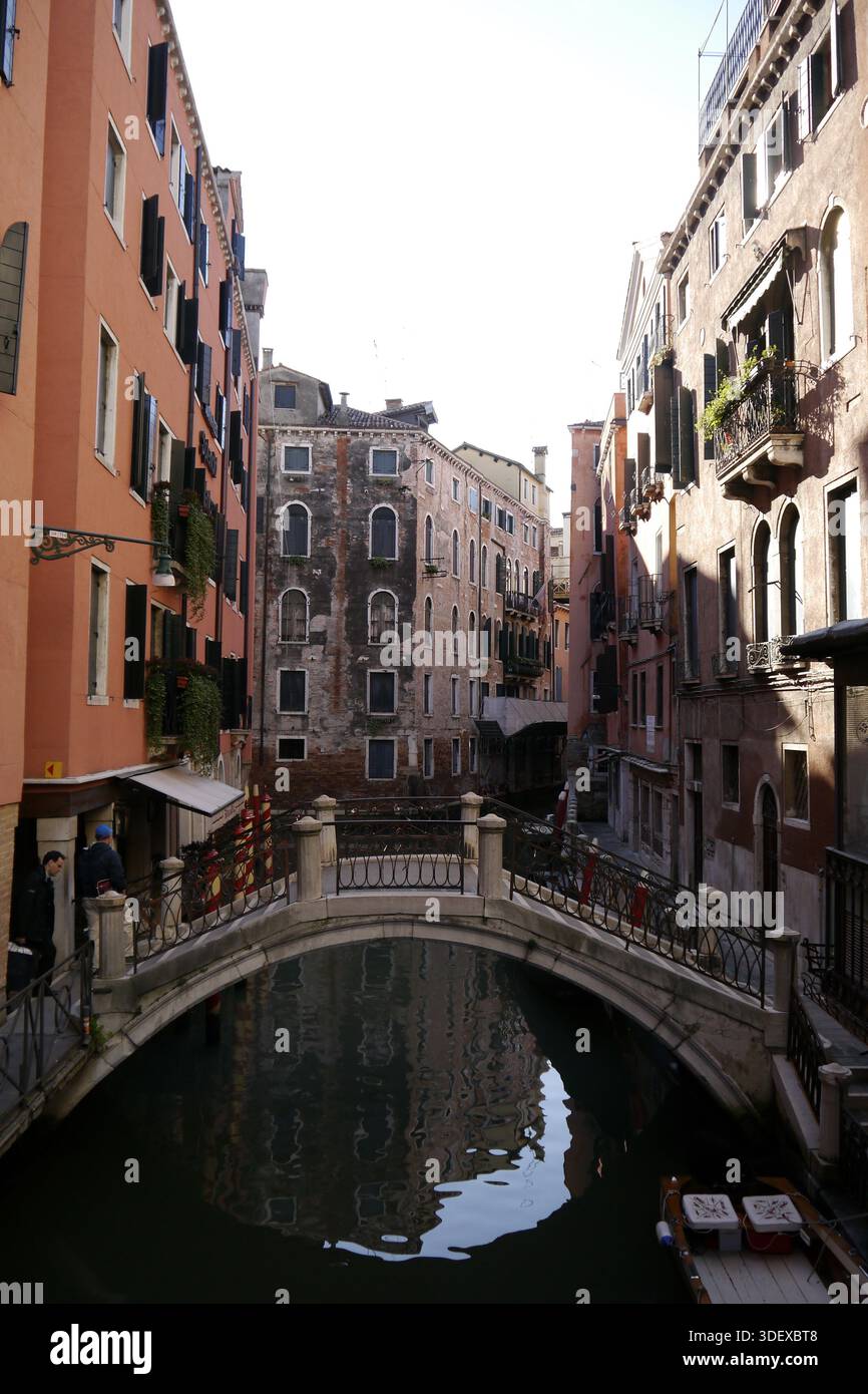 Venedig, Italien, eine historische Stadt, die an Kanälen und Inseln in der Lagune von Venedig erbaut wurde und für ihre Architektur, Wasserstraßen und ihr zeitloses Kulturerbe bekannt ist. Stockfoto