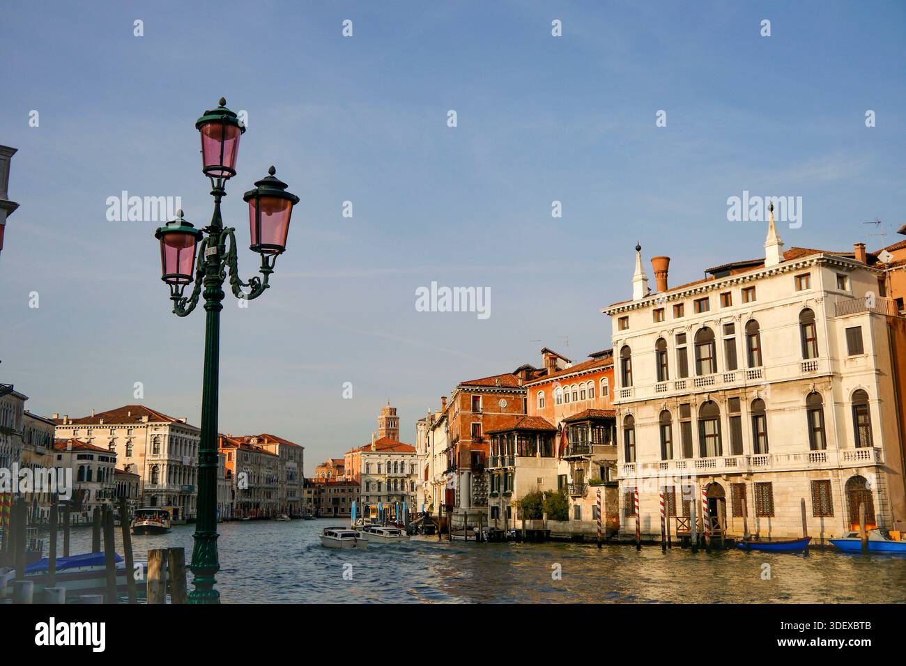 Der Canal Grande in Venedig, Italien, die wichtigste Wasserstraße der Stadt, gesäumt von historischen Palästen und voll von Booten, zeigt die ikonische Architektur und das tägliche Leben der Lagunenstadt Venedig, Italien, eine historische Stadt, die auf Kanälen und Inseln in der Lagune von Venedig gebaut wurde und für ihre Architektur, Wasserstraßen und ihr zeitloses kulturelles Erbe bekannt ist. Stockfoto