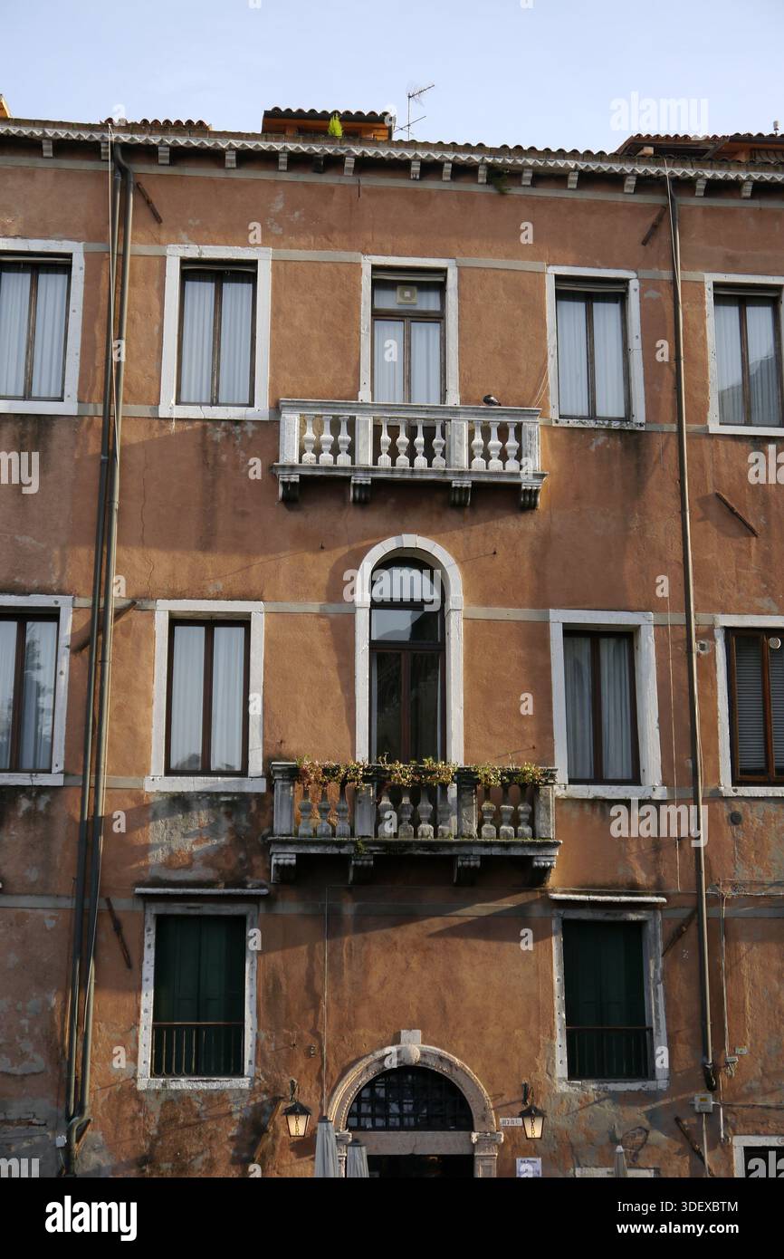 Venedig, Italien, eine historische Stadt, die an Kanälen und Inseln in der Lagune von Venedig erbaut wurde und für ihre Architektur, Wasserstraßen und ihr zeitloses Kulturerbe bekannt ist. Stockfoto