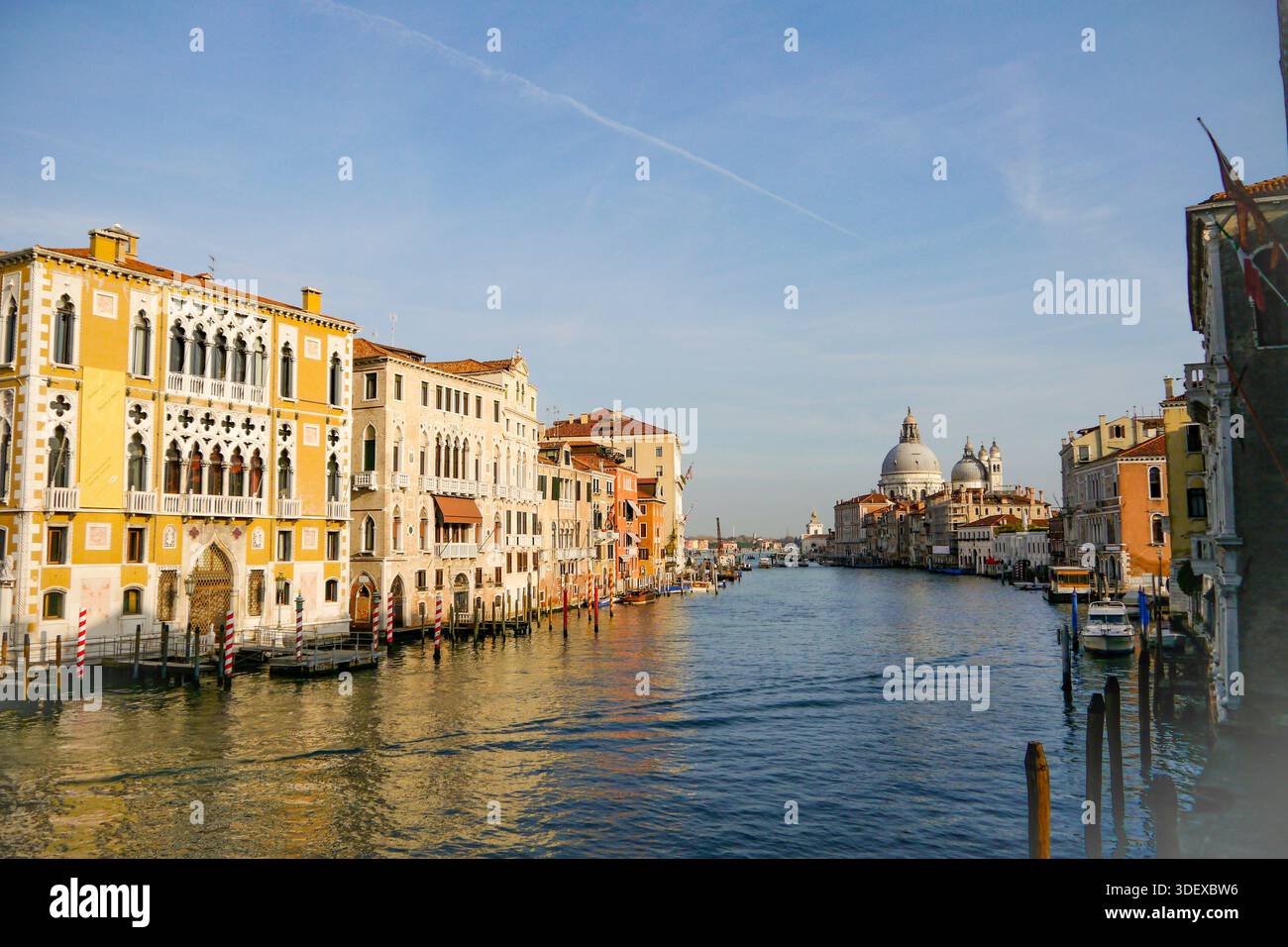 Basilika Santa Maria della Salute der Canal Grande in Venedig, Italien, die wichtigste Wasserstraße der Stadt, gesäumt von historischen Palästen und mit Booten, die die ikonische Architektur und das tägliche Leben der Lagunenstadt Venedig, Italien, eine historische Stadt, die auf Kanälen und Inseln in der Lagune erbaut wurde und für ihre Architektur, Wasserstraßen und zeitloses Kulturerbe bekannt ist. Stockfoto
