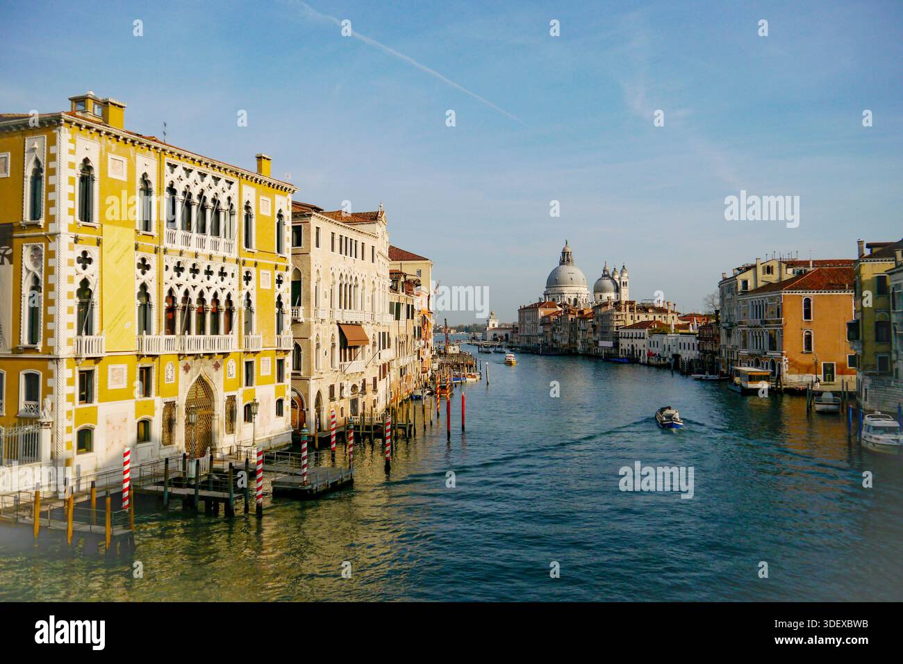 Basilika Santa Maria della Salute der Canal Grande in Venedig, Italien, die wichtigste Wasserstraße der Stadt, gesäumt von historischen Palästen und mit Booten, die die ikonische Architektur und das tägliche Leben der Lagunenstadt Venedig, Italien, eine historische Stadt, die auf Kanälen und Inseln in der Lagune erbaut wurde und für ihre Architektur, Wasserstraßen und zeitloses Kulturerbe bekannt ist. Stockfoto