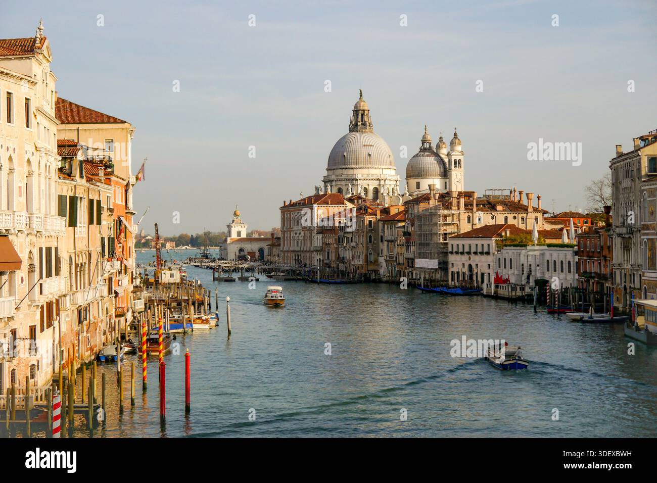 Basilika Santa Maria della Salute der Canal Grande in Venedig, Italien, die wichtigste Wasserstraße der Stadt, gesäumt von historischen Palästen und mit Booten, die die ikonische Architektur und das tägliche Leben der Lagunenstadt Venedig, Italien, eine historische Stadt, die auf Kanälen und Inseln in der Lagune erbaut wurde und für ihre Architektur, Wasserstraßen und zeitloses Kulturerbe bekannt ist. Stockfoto