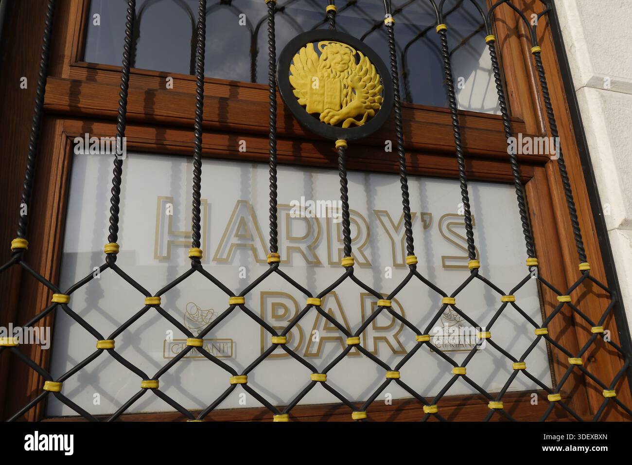 Harry’s Bar in Venedig, Italien, die legendäre historische Cocktailbar, die 1931 gegründet wurde und berühmt für ihren klassischen Bellini-Cocktail und die lange Zusammenarbeit mit Schriftstellern, Künstlern und internationalen Prominenten ist Stockfoto