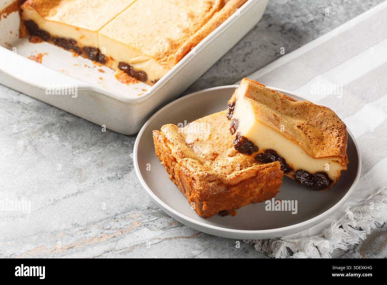 Far Breton ist ein ikonisches Dessert aus der Bretagne in Frankreich aus der Nähe auf dem Teller auf dem Tisch. Horizontal Stockfoto