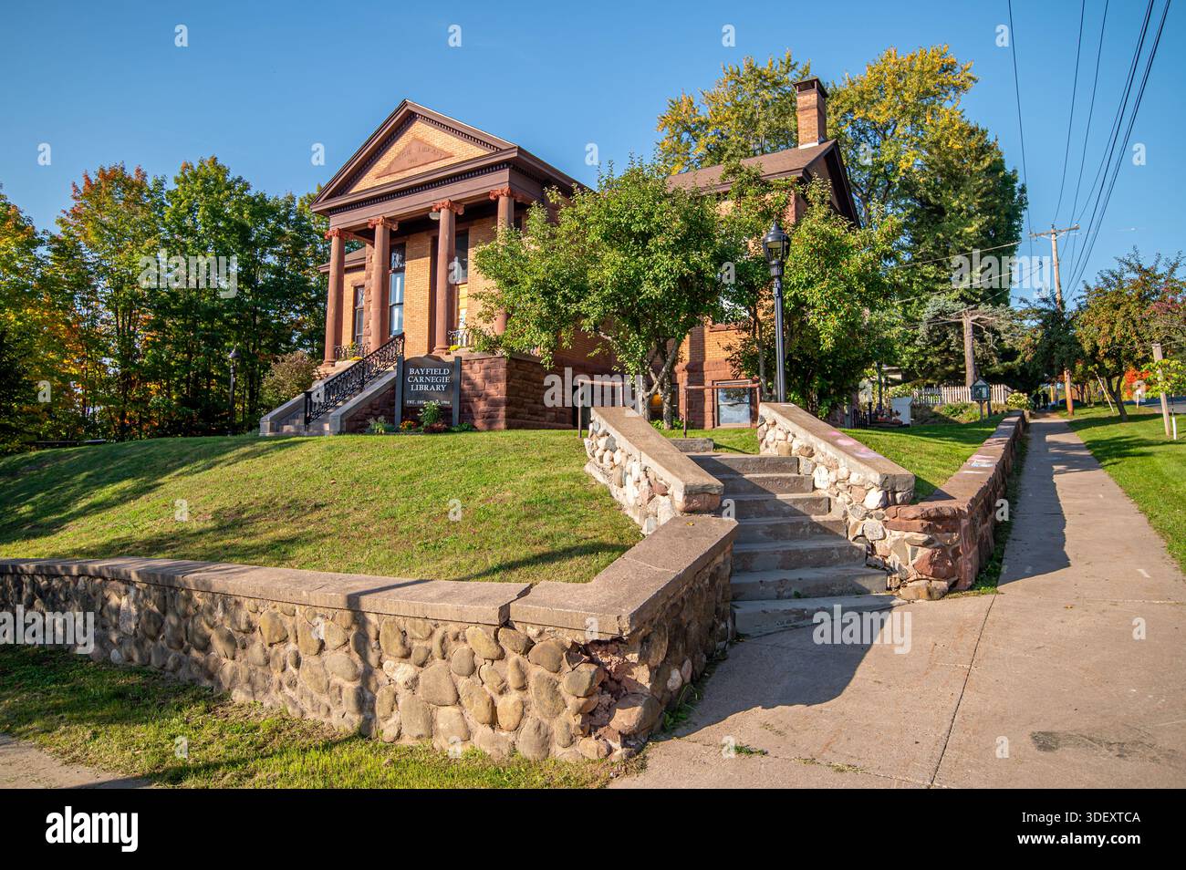 Bayfield Carnegie Library in Bayfield, Wisconsin, ein historisches und architektonisch bedeutsames Gebäude in einer Kleinstadt. Stockfoto